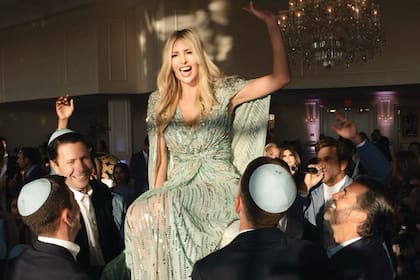 La hija de Donald Trump en el tradicional baile de la silla.