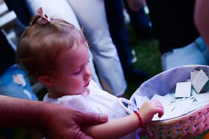 La hija de Julio Cobos sorteando libros entre los asistentes al evento