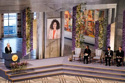 La hija de la activista iraní encarcelada Narges Mohammadi, durante la entrega del Premio Nobel de la Paz, en Oslo, Noruega, el 10 de diciembre de 2023