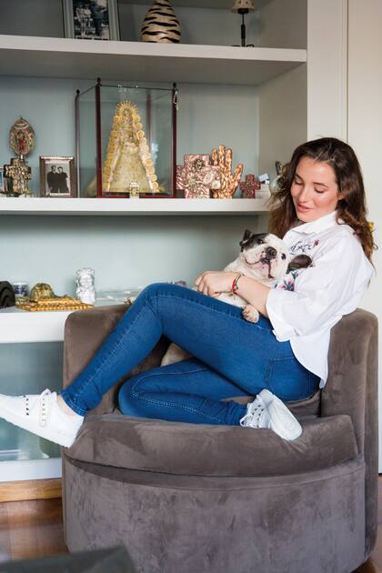 La hija de la cantante posa con su perra Mariana, un bulldog francés de nueve años. Además de cantar y trabajar como coach para artistas, Rocío también está comprometida con el Hogar Pimpinela para la Niñez, la organización civil que lanzó el famoso dúo en 1996.