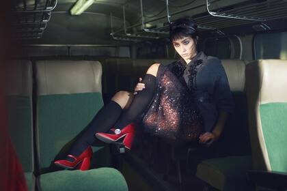 La hija de la reina del pop protagoniza la última campaña de Miu Miu, sentada en el asiento trasero de un auto lujoso o de un ómnibus retro