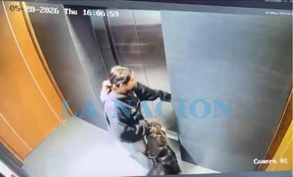 La hija de Leal retira una valija de la casa del exfuncionario antes de la llegada de la policía