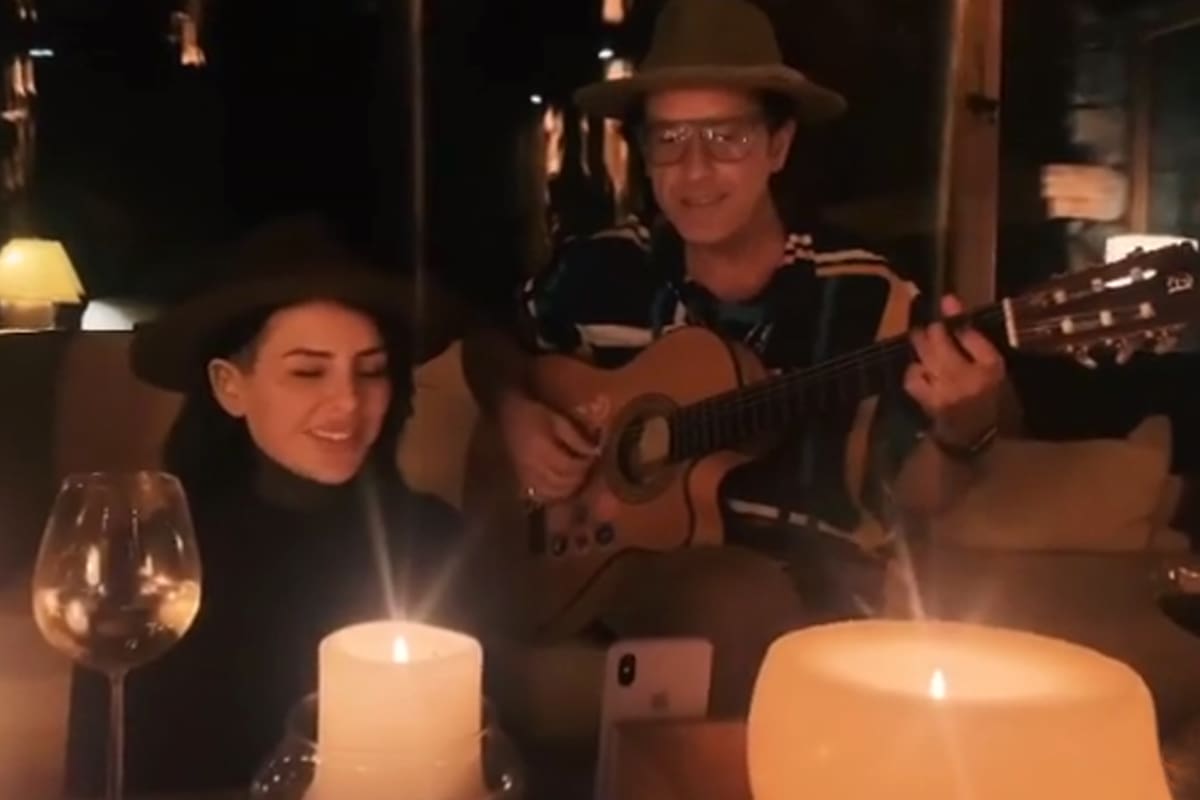 La hija de Marcelo Tinelli y el cantante disfrutaron de una noche romántica, donde se animaron a cantar juntos un hit de Fito Páez