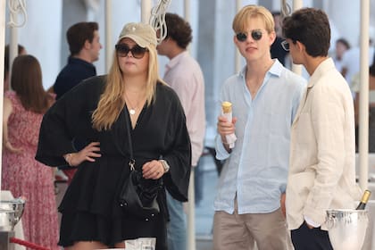 La hija de Máxima y Guillermo de los Países Bajos fue captada por los paparazzi mientras tomaba un helado con amigos en Plaza de San Marcos.