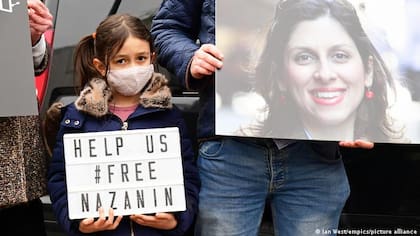 La hija de Nazanin Zaghari-Ratcliffe, en su momento, durante una protesta frente a la embajada iraní en Londres