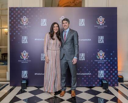 La hija del embajador de los Estados Unidos, Daryl Stanley, junto a su esposo, Marshall Sosland