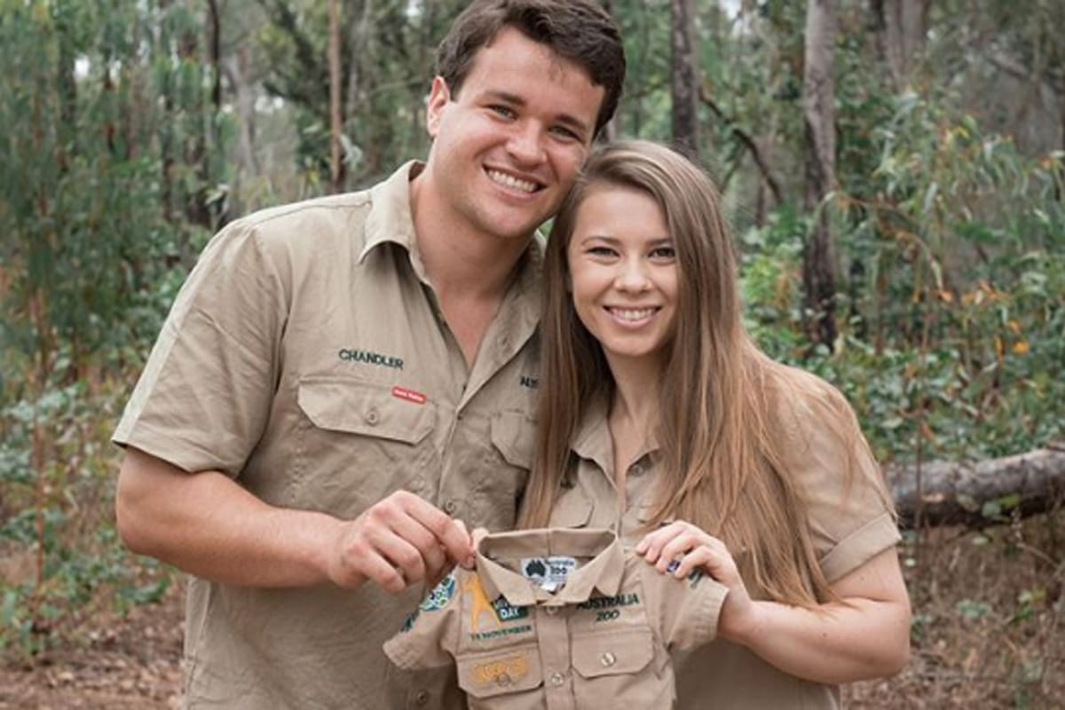 La hija del legendario "cazador de cocodrilos", Steve Irwin, contó que espera su primer hijo junto a su esposo
