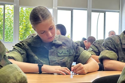 La hija del rey Felipe VI, tomando apuntes en una de las aulas. Al igual que sus compañeros, lleva el uniforme del Ejército de Tierra: con el escudo, los galones de cadete y sus dos apellidos: “Borbón Ortiz”.