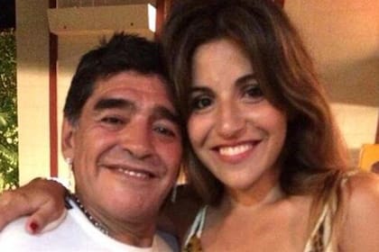 Diego y Gianinna Maradona posan juntos y sonrientes