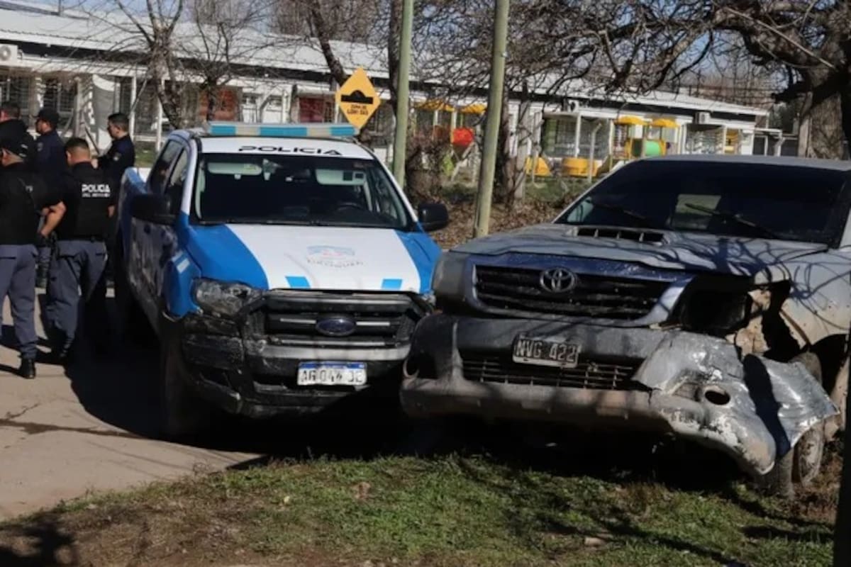 La Hilux con los daños ocasionados durante la persecusión