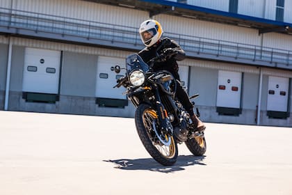 La Himalayan 450 en movimiento en las afueras de la fábrica del grupo SIMPA en Pilar (Prensa Royald Enfield)