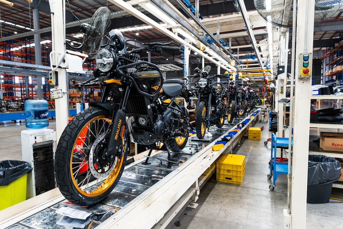 La Himalayan, el nuevo modelo de la marca, en su cadena de producción en la fábrica del Grupo SIMPA (Prensa Royald Enfield)