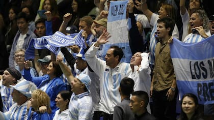 La hinchada argentina en Astaná
