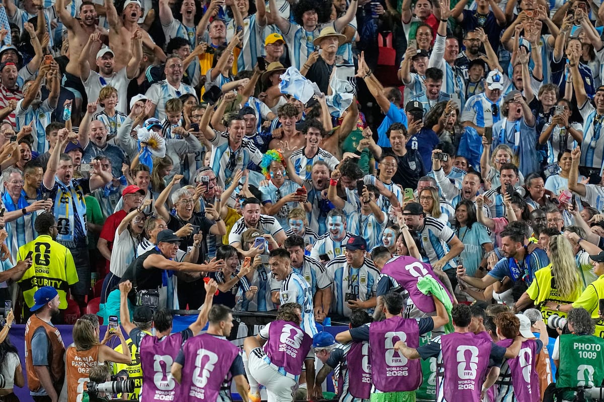 La hinchada argentina en el partido contra Suiza (AP Foto/Ashley Landis)