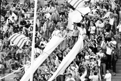 La hinchada de Banco Nación en la cancha de Vélez: "Estaba todo el club ahí", dice Rolo Etchegoyen.