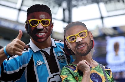 La hinchada de Brasil con caretas de Vinicius Jr. y Neymar Jr.