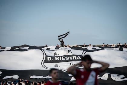 La hinchada de Deportivo Riestra buscará darle apoyo a su equipo en el partido frente a Boca