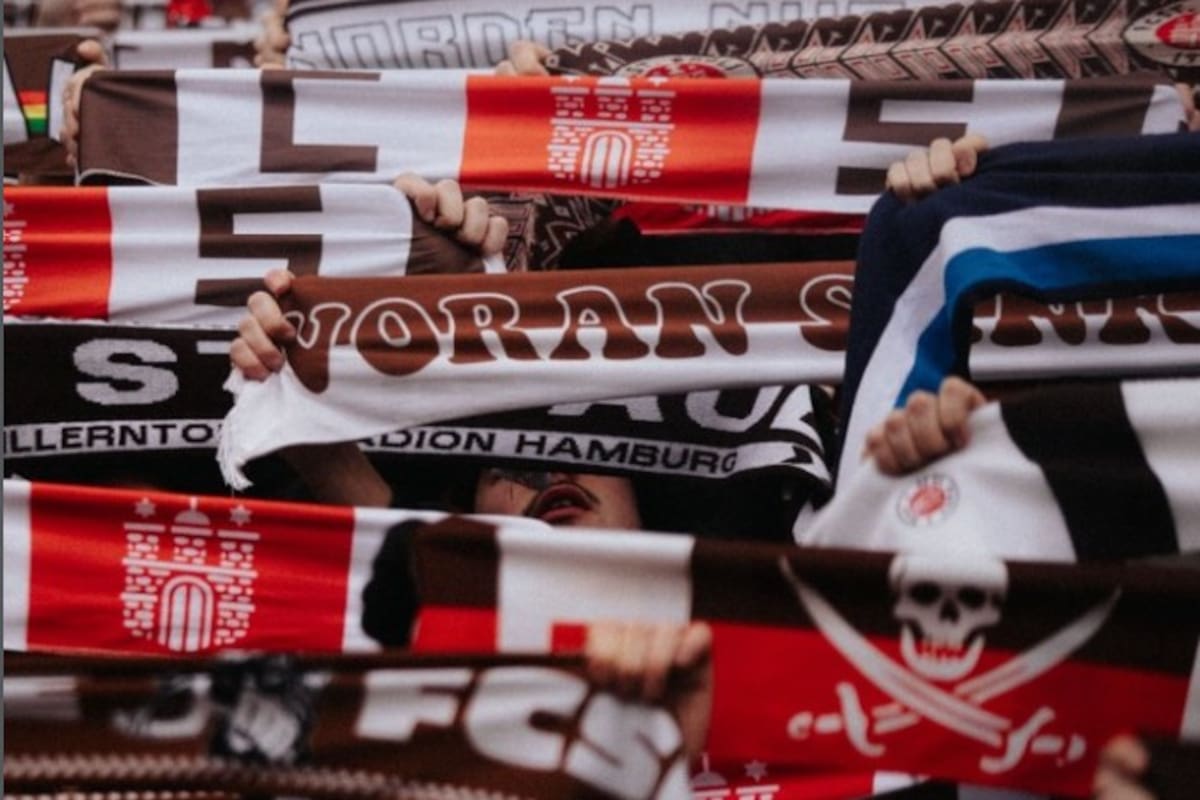 La hinchada de los "Piratas" de St. Pauli, durante el clásico de Hamburgo