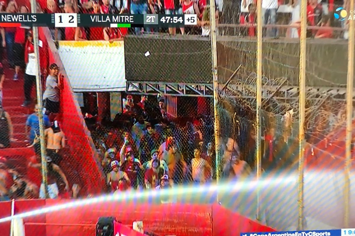 La hinchada de Newells generó incidentes y los bomberos arrojaron agua para calmarlos