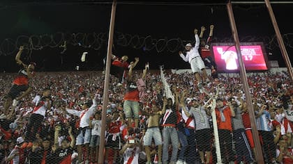 La hinchada de River en la cancha de Lanús