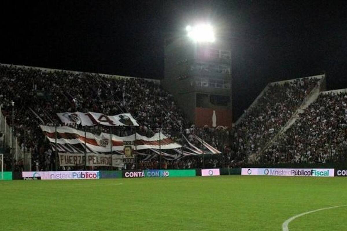 La hinchada de River en la cancha de Banfield el 17 de febrero pasado; el público visitante vuelve poco a poco a las canchas; estará en cinco partidos en la primera fecha de la Superliga