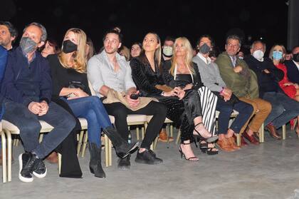 La hinchada de Susana, en primera fila: Carolina Giménez y su marido, Diego Mejuto, Bernarda Cella, Mecha Sarrabayrouse, Federico y Patricio Giménez, Gustavo Yankelevich y Rossella della Giovampaola.