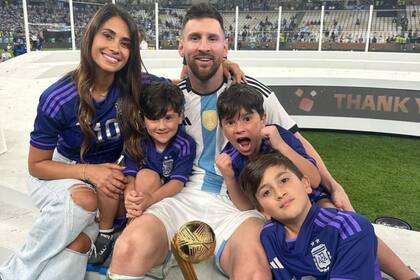 La hinchada más fiel: Antonela, Ciro, Mateo y Thiago, siempre junto a Lionel Messi (Foto: Instagram @antonelaroccuzzo)