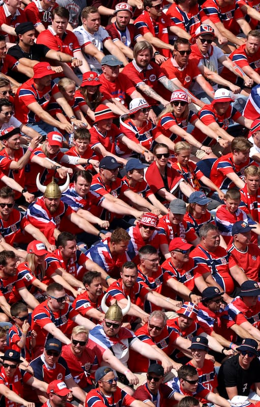 La hinchada noruega, remando, alienta a su seleccionado