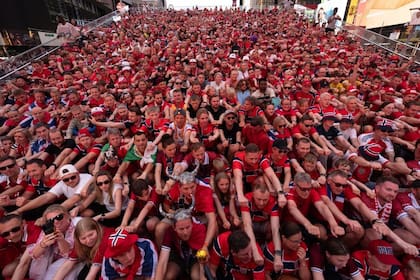 La hinchada noruega "remando" en Times Square
