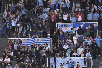 La hinchada uruguaya y muchos argentinos hostigaron en conjunto a los futbolistas ingleses, que no se amilanaron y se impusieron por 3 a 2 en La Plata, en el Mundial Sub 20.