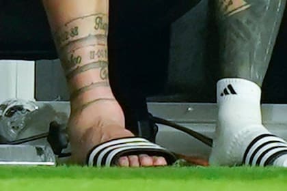 La hinchazón en el tobillo derecho de Lionel Messi; el capitán argentino estaba muy conmovido por tener que dejar el campo de juego en la final de la Copa América contra Colombia, al punto de que lloró en el banco de suplentes.