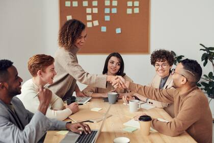 La hiperflexibilidad redefine el trabajo en equipo: espacios dinámicos, colaboración híbrida y entornos adaptables