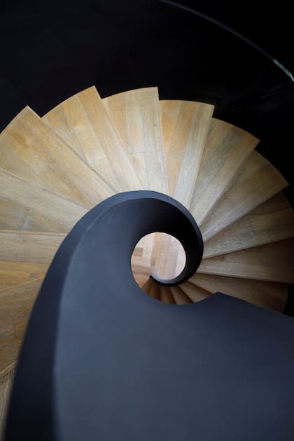 La hipnótica escalera de chapa negra con peldaños en roble (Patagonia Flooring) fue diseñada en colaboración con Juan Trivelloni.