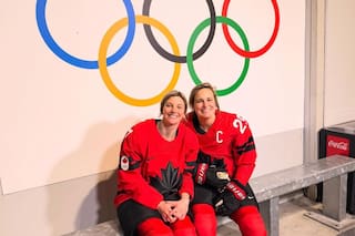 La historia de amor de la mejor jugadora de hockey y su compañera de equipo que revoluciona las redes