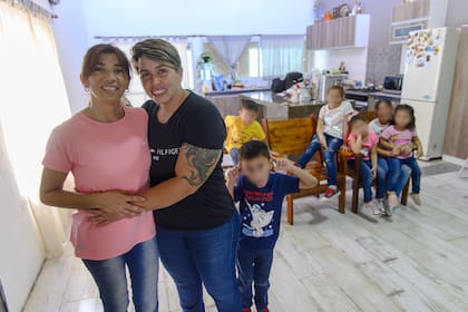 La historia de amor de Elisa (izquierda) y Eliana (derecha) empezó hace 20 años. Este diciembre, cumplieron su sueño de ser mamás.