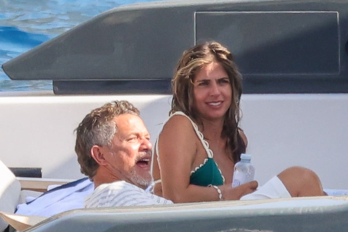 La historia de amor entre Alejandro Sanz y Stephanie Cayo tiene varios capítulos previos a su oficialización. Aunque los rumores comenzaron en 2023, la pareja volvió a quedar en el centro de la escena a comienzos de este año, cuando la actriz acompañó al cantante en algunos conciertos de su gira por Latinoamérica. En abril, finalmente, Sanz confirmó el romance