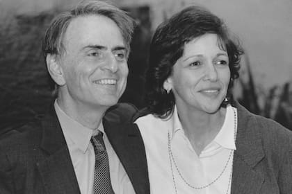 La historia de amor entre Carl Sagan y Ann Druyan, el famoso cosmólogo y la documentalista se enamoraron mientras buscaban sonidos para los extraterrestres (Foto: carlsagan.com)