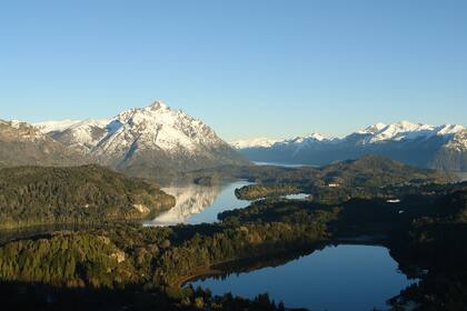 La historia de Bariloche es un ejemplo. El parecido con las montañas de Europa llevó a importar el paisaje europeo y hacerlo llegar a nuestros ojos