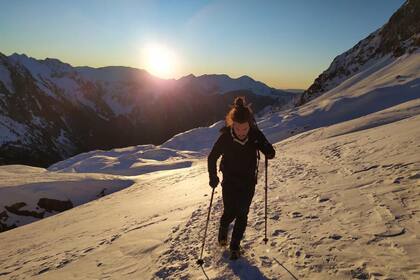La historia de dos jóvenes de 22 y 25 años que persiguen su libertad en las alturas; durante un reportaje con LA NACIÓN, cuentan cómo viven los montañistas la pandemia del coronavirus