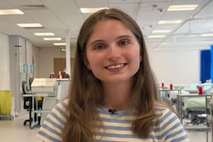La historia de Ellie Waters-Barnes, la joven que venció un cáncer en estadio cuatro y hoy es médica