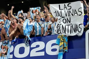 La historia detrás de la bandera sobre Malvinas que la selección desplegó en la cancha tras vencer a Inglaterra