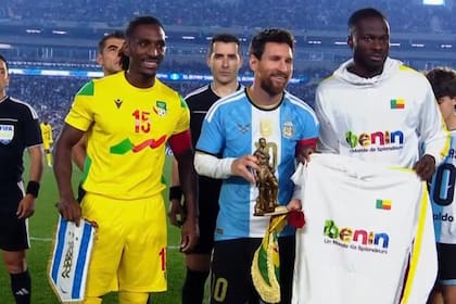 La historia de la estatuilla que el capitán de Benín le entregó a Lionel Messi