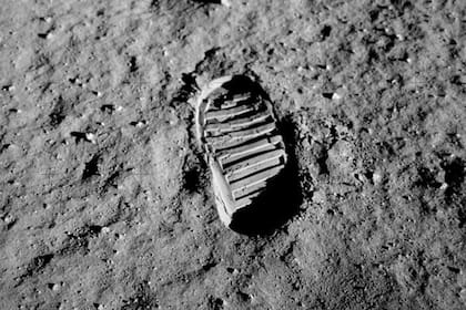 La historia de los viajes lunares está atravesada por las misiones Apolo estadounidenses (En foto: huella del astronauta Buzz Aldrin de la misión Apolo 11 en la superficie lunar)
