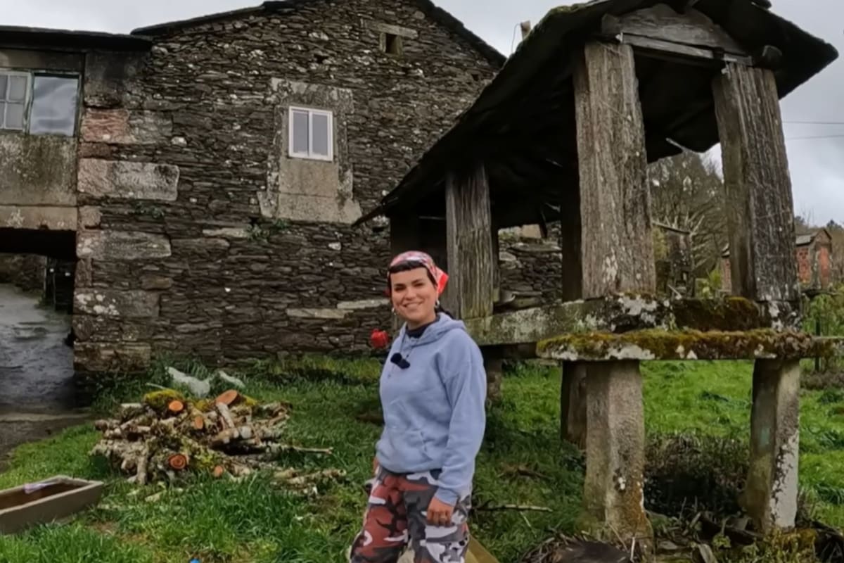 La historia de Lucía, la joven que abandonó la ciudad para vivir en una aldea con nueve habitantes (Captura: YouTube @hilux_aventura)