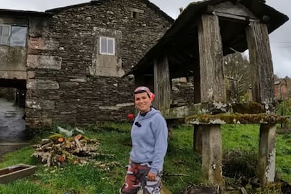 La historia de Lucía, la joven que abandonó la ciudad para vivir en una aldea con nueve habitantes (Captura: YouTube @hilux_aventura)