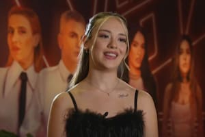 La historia de Lucía, una tripulante de cabina que cantó con el corazón y provocó un cruce entre Luck Ra y La Sole