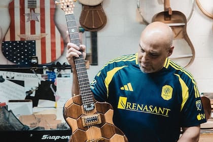 La historia de Manuel Delgado inició en 1900, cuando su abuelo y tío abuelo comenzaron a fabricar guitarras en su casa