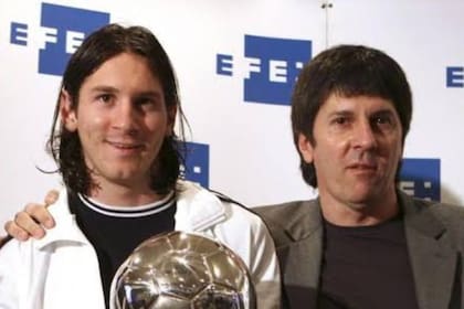 La historia de Messi en el Barcelona se inició con una servilleta firmada por su padre (Foto: X)
