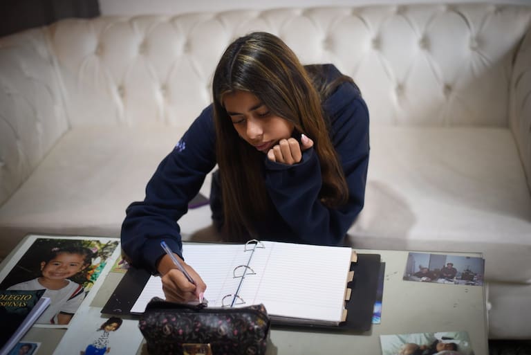 La historia de Mía Belastegui, una adolescente de 15 años que acaba de escribir Colegio de Espinas, un libro autobiográfico donde relata los años de bullying que sufrió durante la escuela y el impacto que esa experiencia tuvo en su vida. La nota reconstruye su historia y aborda también el rol de los adultos y de la institución escolar frente a situaciones de hostigamiento entre pares.