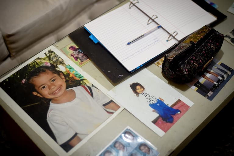 La historia de Mía Belastegui, una adolescente de 15 años que acaba de escribir Colegio de Espinas, un libro autobiográfico donde relata los años de bullying que sufrió durante la escuela y el impacto que esa experiencia tuvo en su vida. La nota reconstruye su historia y aborda también el rol de los adultos y de la institución escolar frente a situaciones de hostigamiento entre pares.